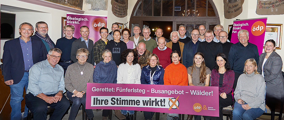 Mit diesen Kandidatinnen und Kandidaten startet die Liste ÖDP/Aktivbe Passauer in den Wahlkampf: Vorne (von links): Josef Lang, Dr. Claudia Faßbender, Dr. Eva Gerstl, Andrea Brodschelm, Inge Knon, Maria Denkmayr, Johanna Seitz, Ronja Zöls-Biber, Gudrun Dentler sowie hintere Reihen (von links): Oliver Robl, Michael Schöffberger, Franz Prügl, Martin Ziegler, Samuel Eichberger, Dr. Wolfgang Gion, Birgit Pichert, Petra Wimmer, Ersatzkandidat Hanns Wiegel, Dr. Michael von Stetten, Dr. Fritz Audebert, Dr. Pankraz Freiherr von Freyberg, Jürgen Karl, Prof. Dr. Ernst Struck, Dr. Rudolf Ostermaier, OB-Kandidat Urban Mangold, Wolfgang Storch, Jörn Rüther, Gunther Willeitner, Paul Kastner, Dr. Gerhard Hagen und Wahlleiterin und ÖDP-Chefin Agnes Becker. Foto: Jan Seitz.