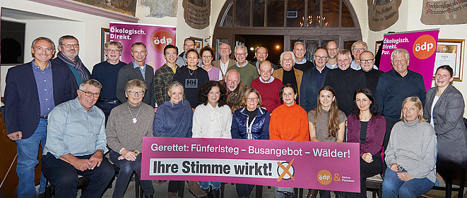 Mit diesen Kandidatinnen und Kandidaten startet die Liste ÖDP/Aktivbe Passauer in den Wahlkampf: Vorne (von links): Josef Lang, Dr. Claudia Faßbender, Dr. Eva Gerstl, Andrea Brodschelm, Inge Knon, Maria Denkmayr, Johanna Seitz, Ronja Zöls-Biber, Gudrun Dentler sowie hintere Reihen (von links): Oliver Robl, Michael Schöffberger, Franz Prügl, Martin Ziegler, Samuel Eichberger, Dr. Wolfgang Gion, Birgit Pichert, Petra Wimmer, Ersatzkandidat Hanns Wiegel, Dr. Michael von Stetten, Dr. Fritz Audebert, Dr. Pankraz Freiherr von Freyberg, Jürgen Karl, Prof. Dr. Ernst Struck, Dr. Rudolf Ostermaier, OB-Kandidat Urban Mangold, Wolfgang Storch, Jörn Rüther, Gunther Willeitner, Paul Kastner, Dr. Gerhard Hagen und Wahlleiterin und ÖDP-Chefin Agnes Becker. Foto: Jan Seitz.