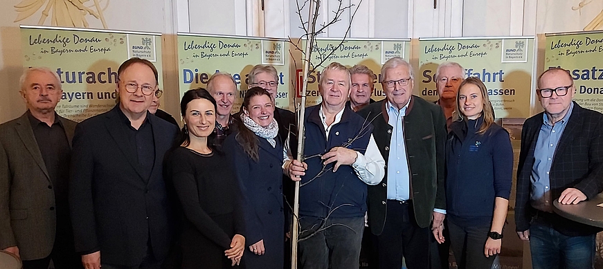 Günther Weber, Urban Mangold, Helgard Gillitzer (verdeckt), Ronja Zöls-Biber, Walter Dankesreiter, Agnes Becker, Franz Prügl, Karl Haberzettl, Franz Sebele, BN-Ehrenvorsitzender Prof. Dr. Hubert Weiger, Martin Stockmeier, Manuela Weber und Paul Kastner. Foto: Braun.
