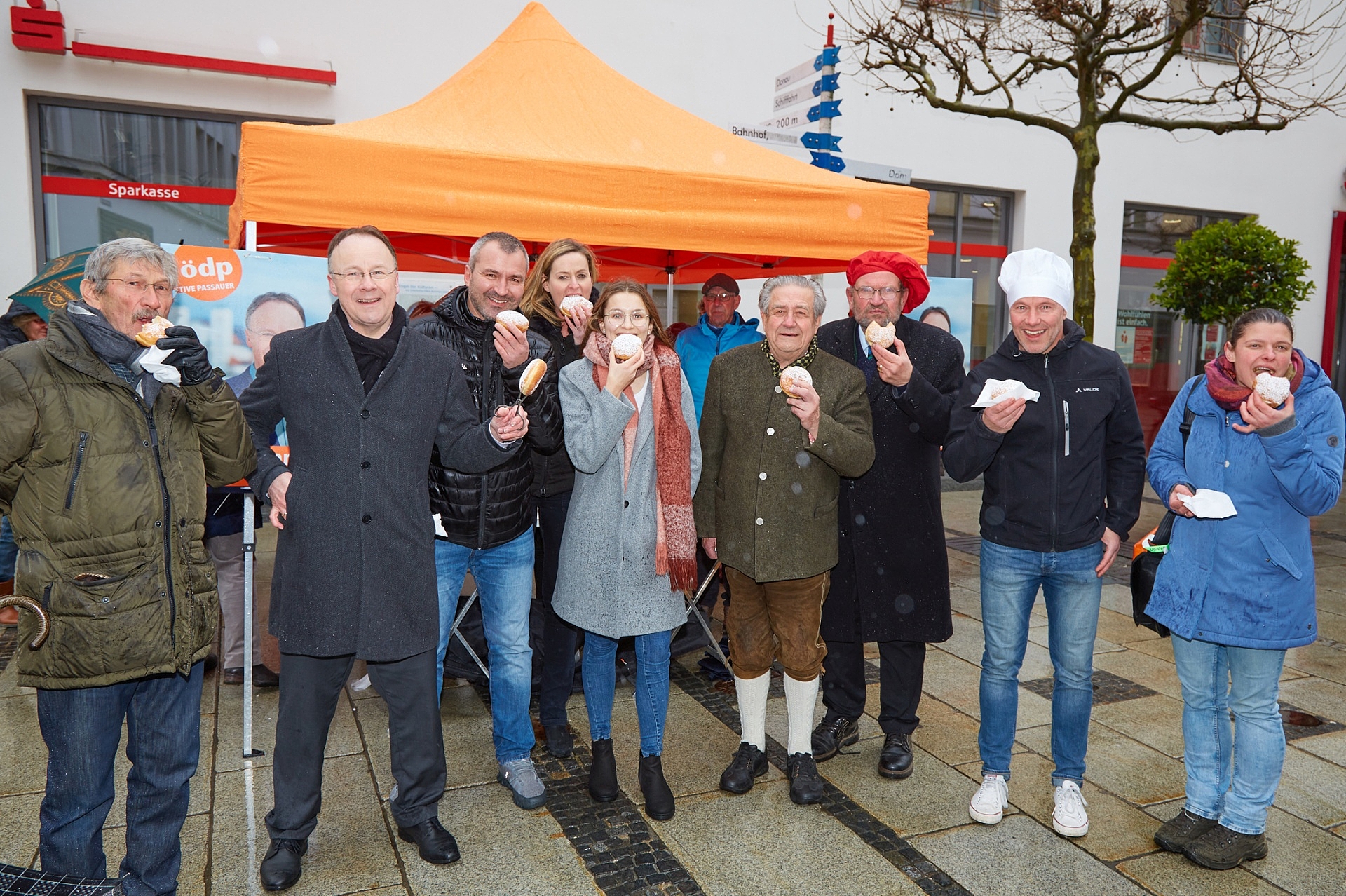 ÖDP Passau-Stadt: 500 echte Mangold-Wahlkampfkrapfen in der FUZO