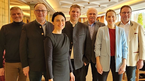 Die Passauer ÖDP-Europakandidatin Ronja Zöls-Biber (vorne) sprach erstmals am Politischen Aschermittwoch – zusammen mit (von rechts) dem bayerischen Europaspitzenkandidaten Dr. Michael Stöhr, der ÖDP-Bundesvorsitzenden Charlotte Schmid, Sepp Schmid, dem Vorsitzenden der Arbeitsgemeinschaft Bäuerliche Landwirtschaft (ABL) Sepp Schmid, dem bayerischen ÖDP-Parteichef Tobias Ruff, Bezirksrat Urban Mangold und Bezirksvorstandsmitglied Jörn Rüther. 