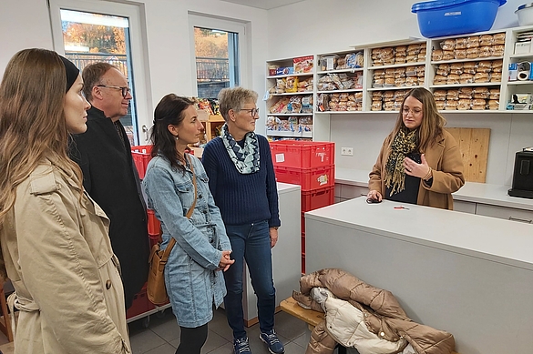 Monika Winkler, Koordinatorin der Passauer Tafel (rechts), erläutert der ÖDP-Delegation die Arbeit der wichtigen Caritas-Einrichtung (v. l.): Johanna Seitz, ÖDP-Fraktionsvorsitzender Urban Mangold, Ronja Zöls-Biber und Dr. Claudia Faßbender. Nicht im Bild: Vorstandsmitglied Dr. Rudolf Ostermaier und Stadtrat Franz Prügl.