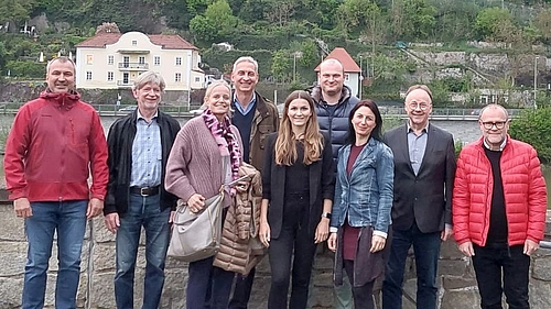 Kreisvorstandsmitglied Andreas Seitz, die Stadträte Franz Prügl und Dr. Eva Gerstl, die Vorstandsmitglieder Dr. Rudolf Ostermaier, Johanna Seitz, Maximilian Kastner und Europakandidatin Ronja Zöls-Biber sowie Bezirksrat Urban Mangold und Stadtrat Paul Kastner. 