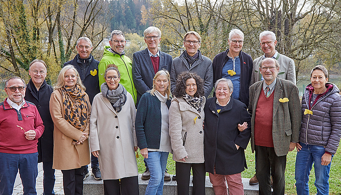OB-Kandidat Urban Mangold (2.v.l.) und Aktive Passauer-Sprecherin Gudrun Dentler (vorne Mitte) stellen die parteifreien Kandidaten ihrer gemeinGünter Brilka, Stadträtin Dr. Eva Gerstl, Petra Wimmer, Andrea Brodschelm, Melitta Pangerl, Dr. Pankraz Freiherr von Freyberg und Birgit Pichert, Stadtrat Oliver Robl, Dr. Wolfgang Gion, Gunther Willeitner, Stephan Bauer, Michael Held und Dr. Fritz Audebert.