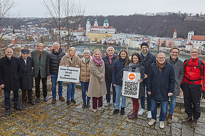 Die Programm-Arbeitsgruppe der Liste ÖDP/Aktive Passauer nach getaner Arbeit (von links): OB-Kandidat Urban Mangold und die Stadtratskandidatinnen und -kandidaten Jürgen Karl, Dr. Pankraz Freiherr von Freyberg, Dr. Fritz Audebert, Gudrun Dentler, Dr. Claudia Faßbender, Dr. Eva Gerstl, Prof. Dr. Ernst Struck, Johanna Seitz, Ronja Zöls-Biber, Wolfgang Storch, Paul Kastner, Stephan Bauer und Gunther Willeitner. Foto: Josef Lang.   