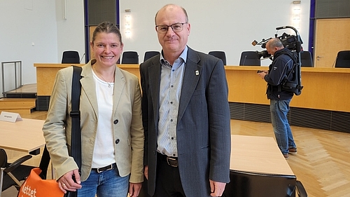 im Sitzungssaal des Verfassungsgerichtshofs in München Agnes Becker und LBV-Vorsitzender Dr. Norbert Schäffer